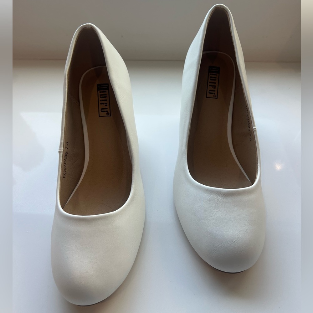 New IDIFU White Low Block Chunky Heel Pump Closed Round Toe